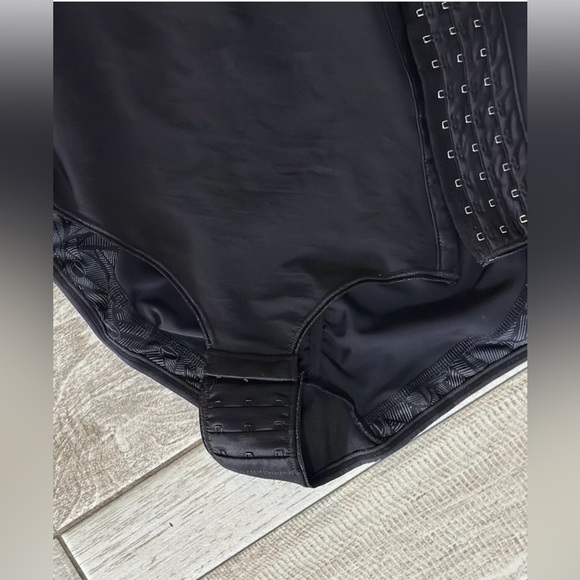 LEONISA 018513 CLASSIC BOTTOM FIRM BODY SHAPER DIAGONAL HOOK-AND-EYE Black NWT - Picture 3 of 12